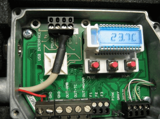 Zdjęcie elektroniki pirometru z wpiętym modułem USB